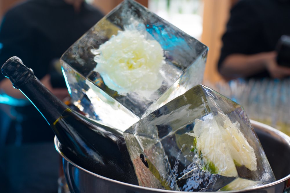 Шампанское с кубиками льда в цветах