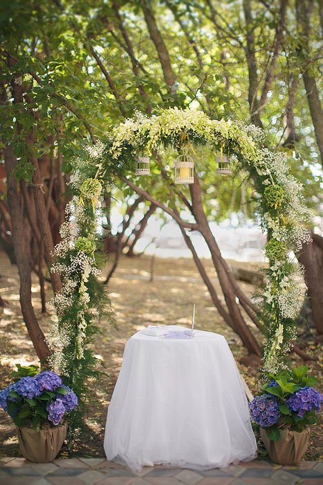 Зеленая цветочная арка на свадебной церемонии