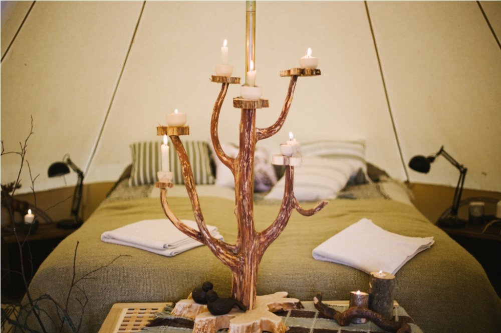 В наших палатках столько места, что можно даже зажигать свечи по вечерам.