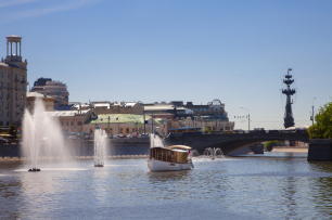 Катер Yacht Event - новая 8-местная площадка для камерной свадьбы с прогулкой по Москве-реке!