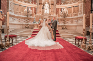 Срочная свадьба и венчание Юлии и Джорджа в Базилике Святого Иштвана была организована за полтора месяца. Но несмотря на сжатые сроки, свадьба получилась шикарной, я бы сказала "свадьба на миллион".