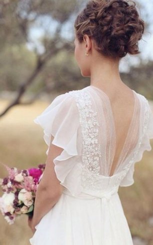 Платье невесты с небольшими рукавами и открытой спиной