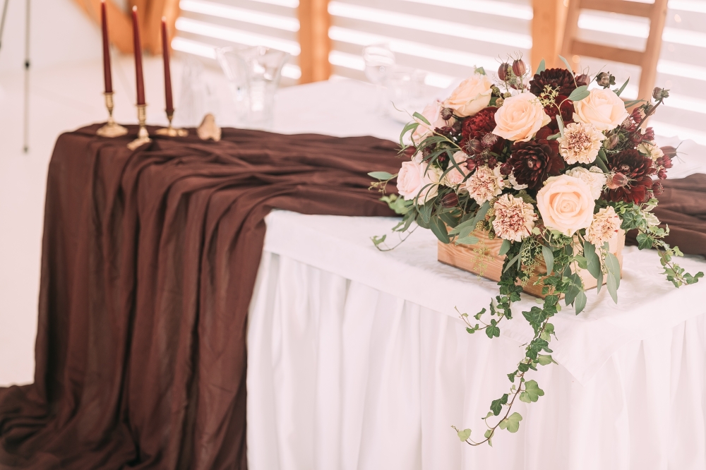 свадьба декор стола коричневый бежевый шоколадный свечи деревянные ящички яхт-клуб веранда