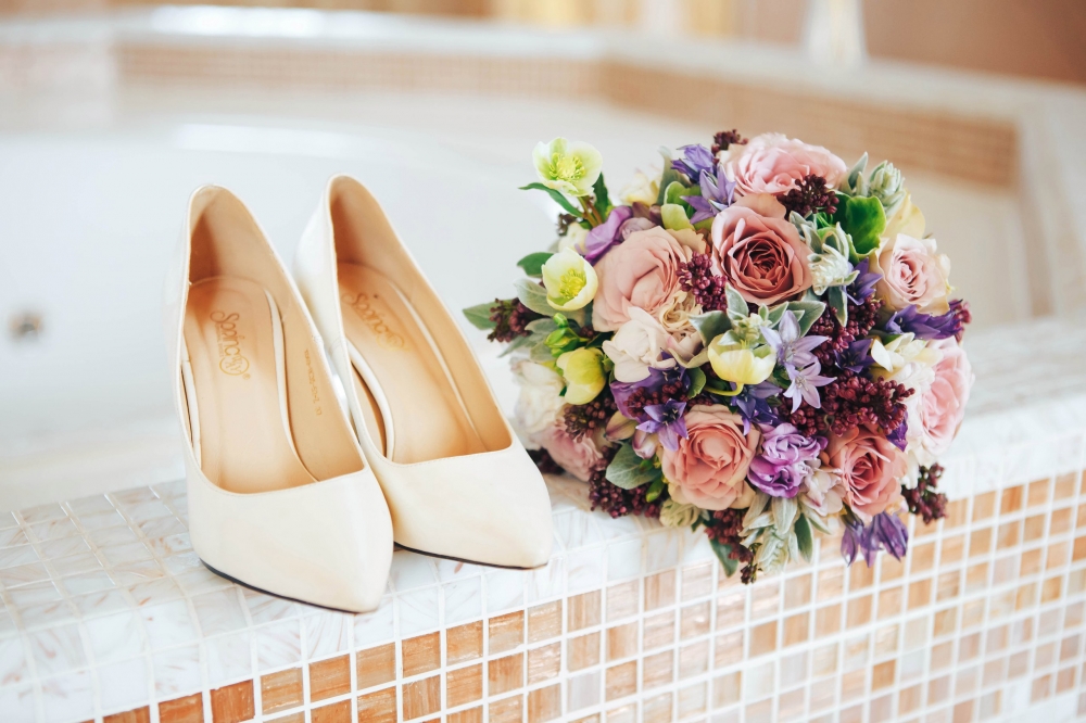 Свадебные туфли и букет невесты