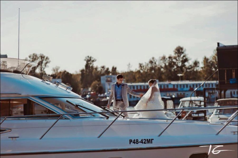 Жених и невеста на яхте