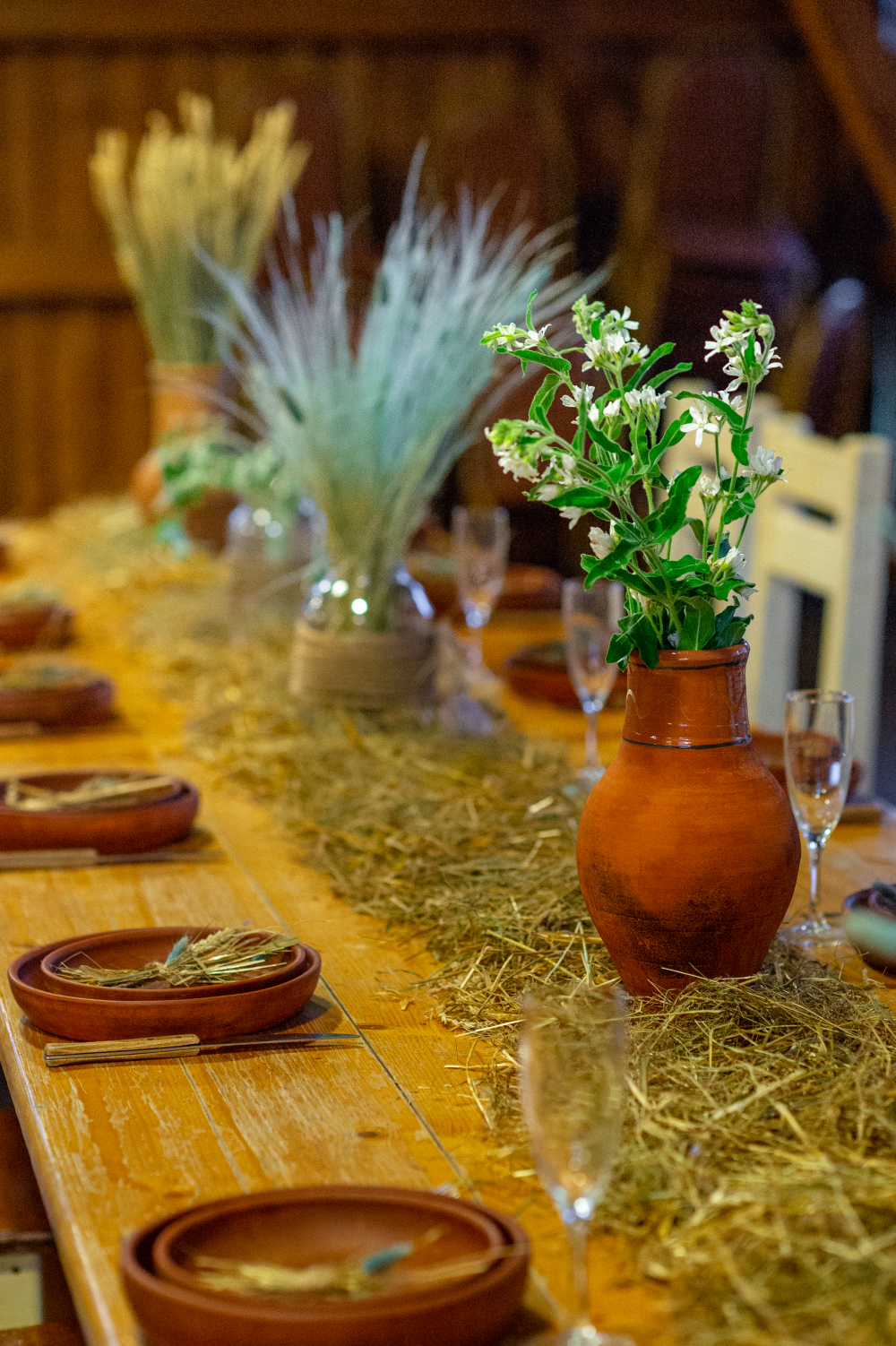Детали свадьбы в эко-стиле. Злаки, травы, солома и глиняная посуда - такой декор очень гармонично вписался в интерьер эко-фермы