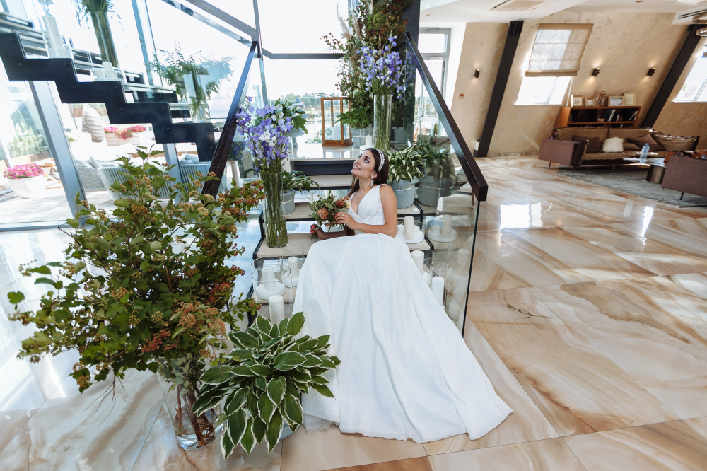 Лестница отеля, оформленная нашими декораторами, - интересное место для нестандартных свадебных снимков!