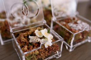 Коробочки с флористическим наполнением созданы на заказ специально для свадьбы Миши и Лизы