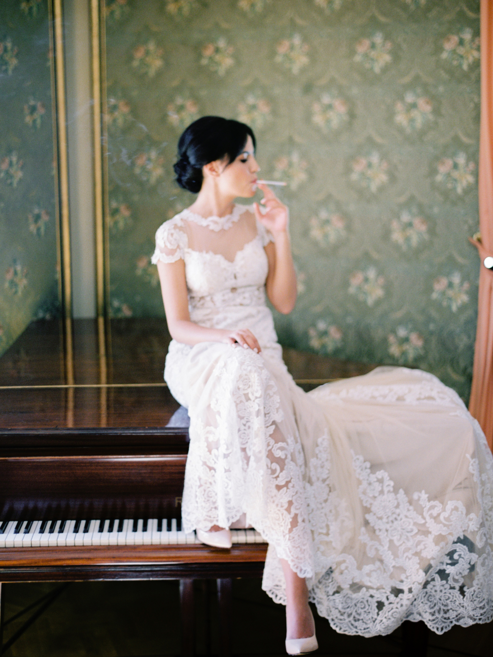 Невеста в номере отеля Метрополь на рояле