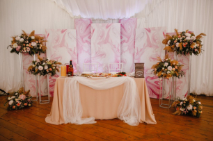 Декор свадьбы в шатре в розовом цвете