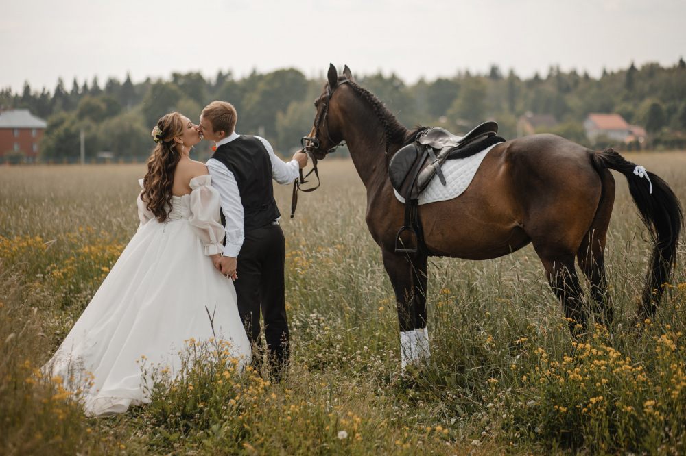 Фотосессия жениха и невесты с лошадьми