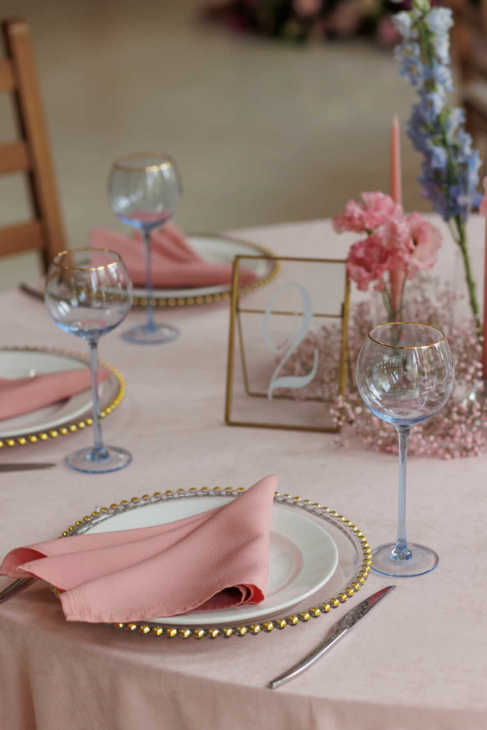 Оформление свадьбы в розовых и голубых тонах. Посуда на столах гостей