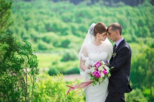 Прогулка жениха и невесты на природе