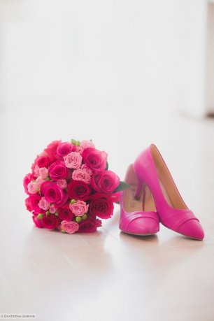Свадебные туфли-лодочки и букет невесты в цвете фуксия
