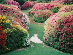 Прекрасная невеста в цветущем саду Италии