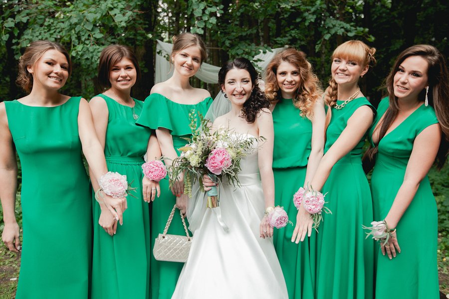 Подружки невесты в зеленых платьях