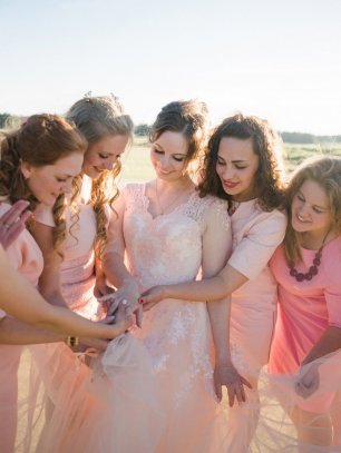 Как здорово, когда подружки невесты поддерживают цветовую гамму свадьбы!