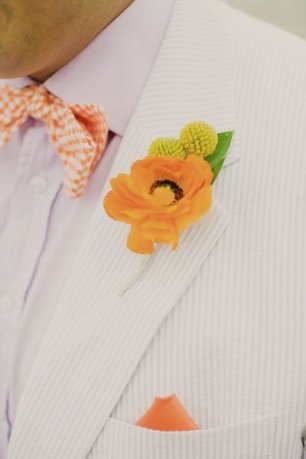 Бутоньерка жениха и галстук - бабочка в оранжевом цвете 