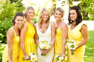 Подружки невесты в платьях разных фасонов