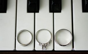 Кольца на клавишах пианино
