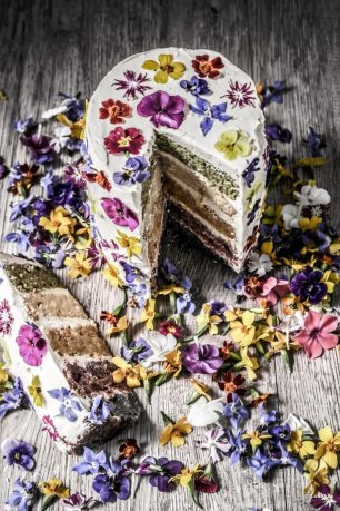 Свадебный торт,усыпанный цветами