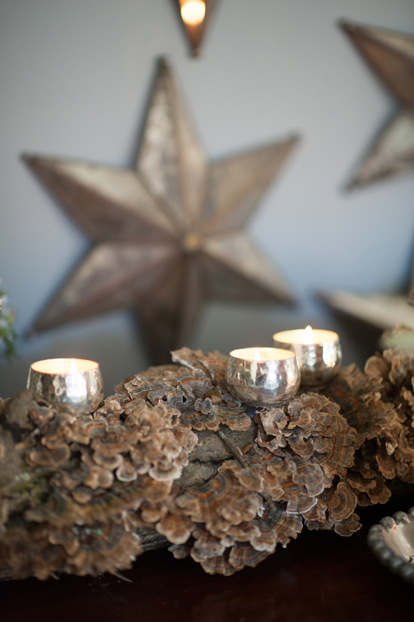 Свечи и шишки в декоре зимней свадьбы