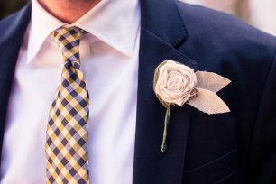 Аксессуары жениха: галстук в мелкую клетку и бутоньерка из холщовой ткани