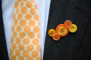Аксессуары жениха: галстук с оригинальным принтом и бутоньерка из пуговиц
