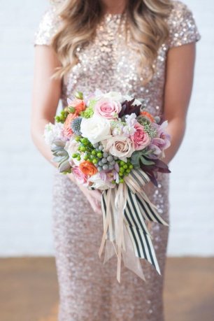 Платье подружки невесты и букет из разных цветов